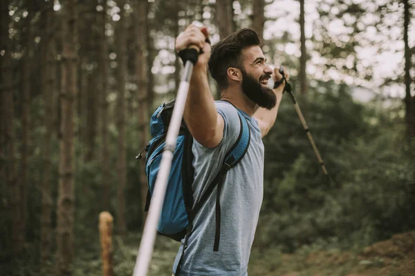 Seitenblick Auf Junge Bärtige Wanderer Den Bergen — Stockfoto