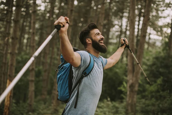 Seitenblick Auf Junge Bärtige Wanderer Den Bergen — Stockfoto