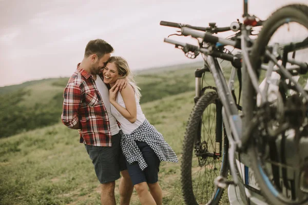 Amante Pareja Que Pega Lado Del Coche Con Bicicletas Naturaleza —  Fotos de Stock