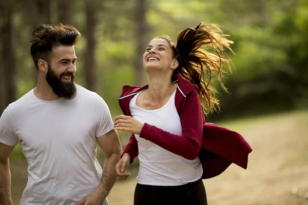 Jovem Casal Correndo Livre Natureza — Fotografia de Stock