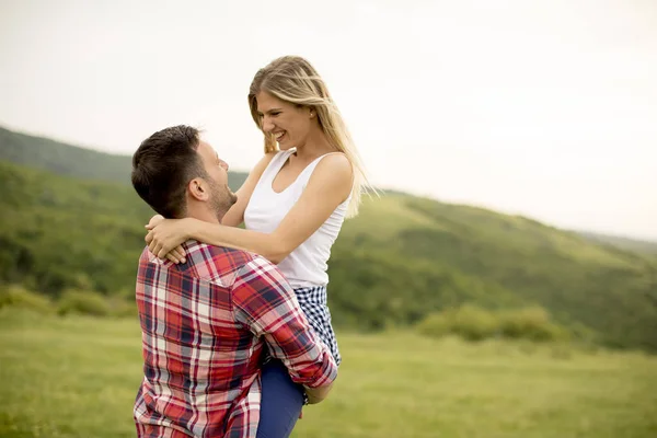 Jonge Liefdevolle Coulpe Met Plezier Aard Van Lente — Stockfoto