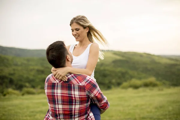 Jonge Liefdevolle Coulpe Met Plezier Aard Van Lente — Stockfoto