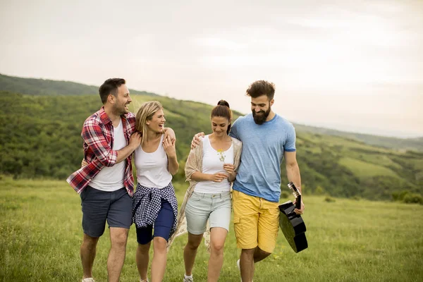 Grup Genç Insanlar Dağda Bir Gezisinde Doğada Eğleniyor — Stok fotoğraf