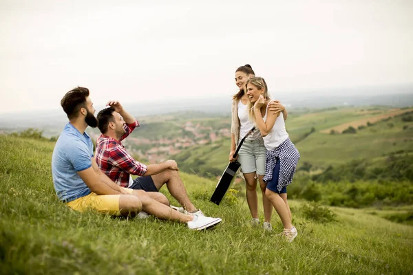 Grupo Jovens Divertindo Uma Viagem Natureza Montanha — Fotografia de Stock