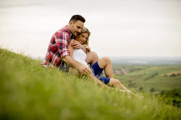 Любящая Пара Сидящая Обнявшись Траве Горах — стоковое фото