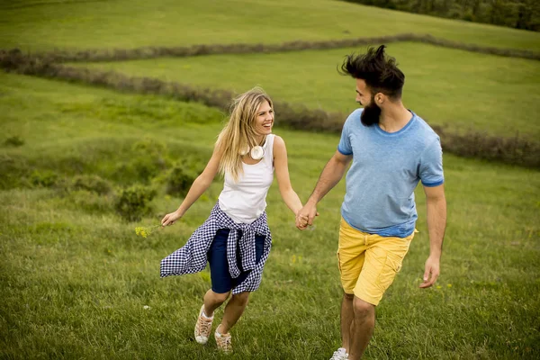 Lovinh Pareja Disfrutando Paseo Por Tierra Hierba —  Fotos de Stock