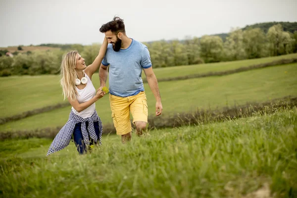 Couple Lovinh Profiter Une Promenade Travers Terre Herbeuse — Photo