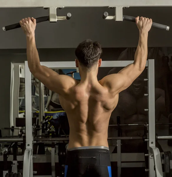 Polonahý Mladík Dělá Pull Ups Tělocvičně — Stock fotografie