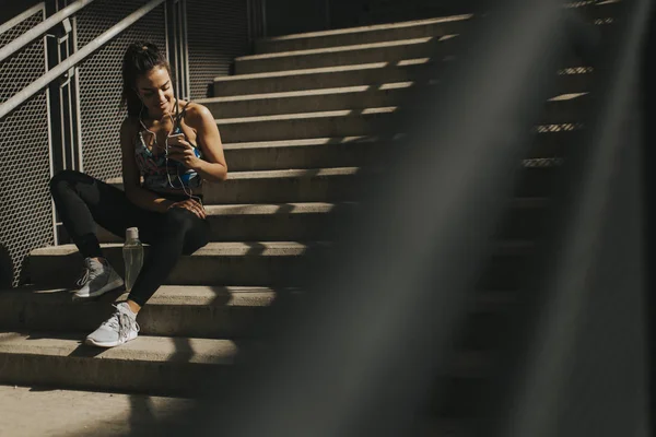 Merdivenlerde Istirahat Oldukça Genç Kadın Atlet Portresi — Stok fotoğraf