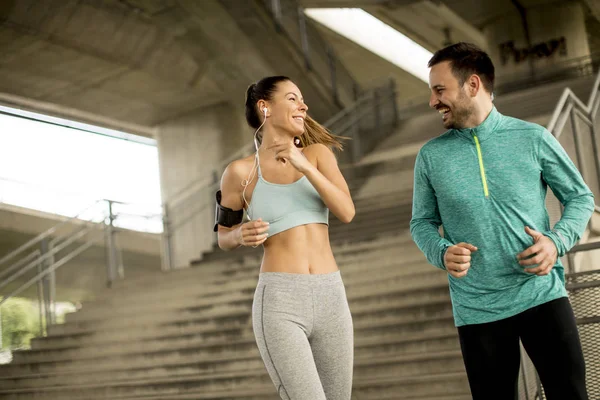 Pareja Joven Corriendo Ambiente Urbano Día Soleado — Foto de Stock