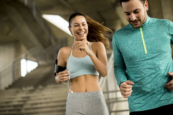 Pareja Joven Corriendo Ambiente Urbano Día Soleado — Foto de Stock