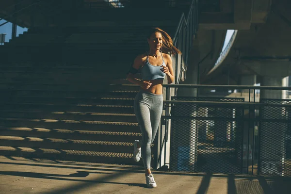 Mujer Joven Corriendo Ambiente Urbano Día Soleado — Foto de Stock