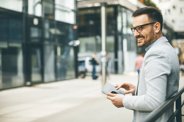 Ritratto Giovane Imprenditore Con Tablet Digitale All Aperto Nell Ambiente — Foto Stock