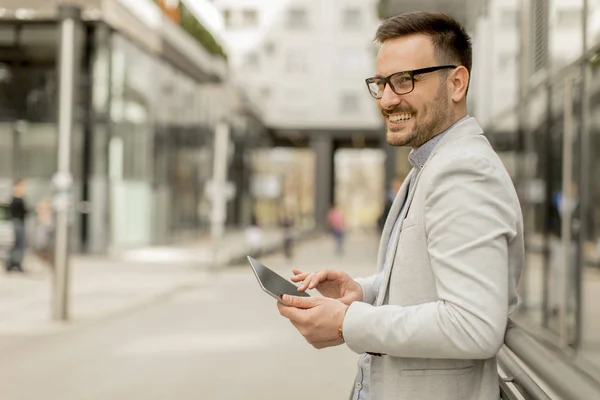 Όμορφος Νεαρός Επιχειρηματίας Ψηφιακό Tablet Από Κτίριο Των Γραφείων — Φωτογραφία Αρχείου