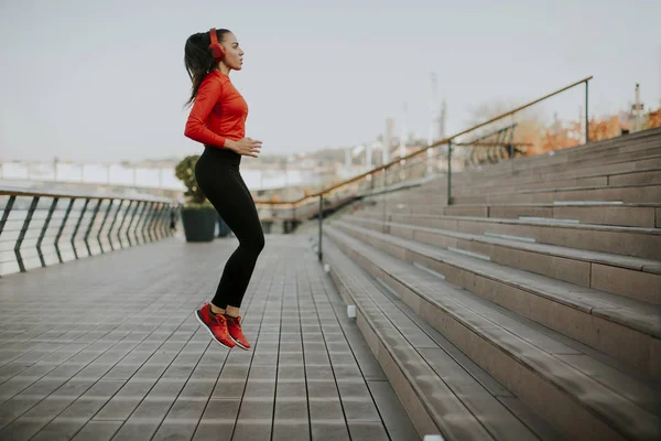 Fitness Donna Che Salta All Aperto Ambiente Urbano — Foto Stock