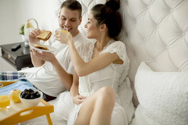 Jovem Casal Amoroso Tomando Café Manhã Cama — Fotografia de Stock