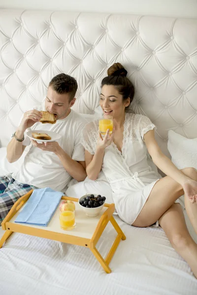 Jonge Verliefde Paar Ontbijten Bed — Stockfoto