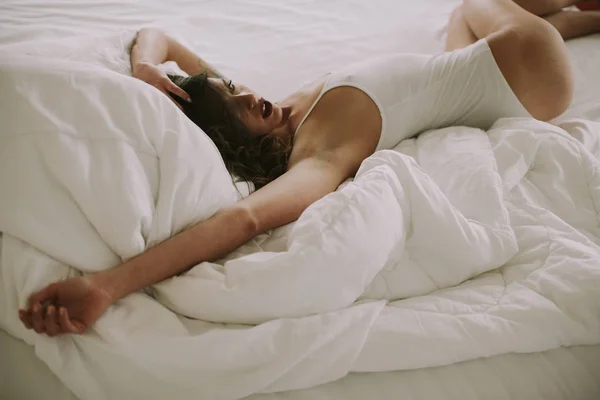 Attraktive Junge Frau Liegt Weißem Bett — Stockfoto
