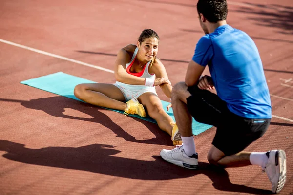 Jonge Vrouw Met Personal Trainer Training Een Zonnige Dag — Stockfoto