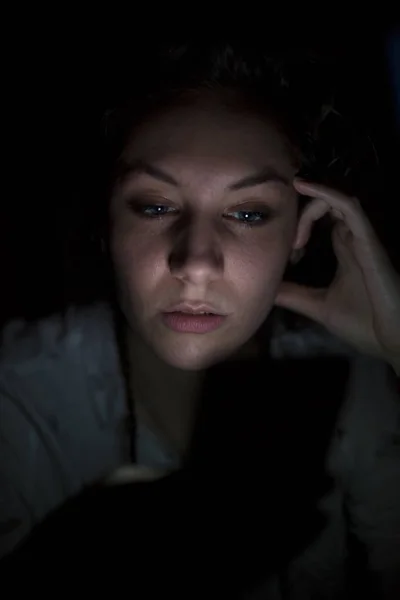 Портрет Молодої Жінки Використовує Мобільний Телефон Пізно Вночі — стокове фото