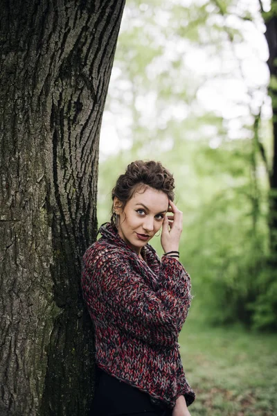 Портрет Молодої Жінки Стоїть Парку Дереві — стокове фото