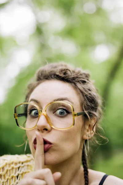 Mujer Joven Bonita Con Anteojos Aire Libre Bosque —  Fotos de Stock