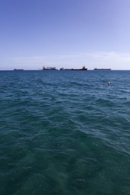 Kargo gemileri mavi deniz ufku üzerinde