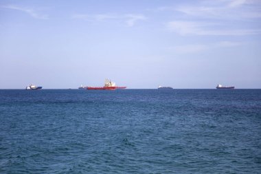 Kargo gemileri mavi deniz ufku üzerinde
