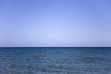 Mavi deniz horizon adlı güneşli bir günde görüntülemek
