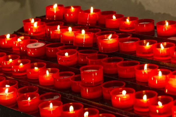 Вид Красные Свечи Церкви — стоковое фото