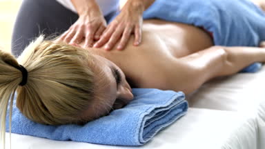 Güzel sarışın kadının Sağlık Spa Masaj