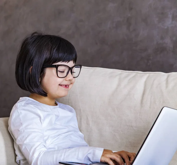 Linda Niña Pelo Negro Sentado Sofá Con Con Ordenador Portátil — Foto de Stock