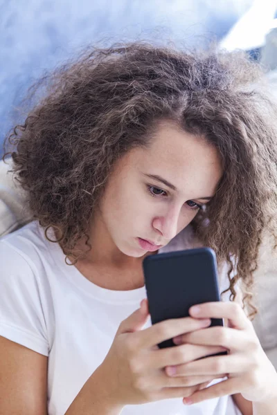 Söt Tonåring Lockigt Hår Flicka Med Mobiltelefon Rummet — Stockfoto