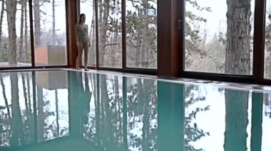 Genç kadın rahatlatıcı spa merkezi