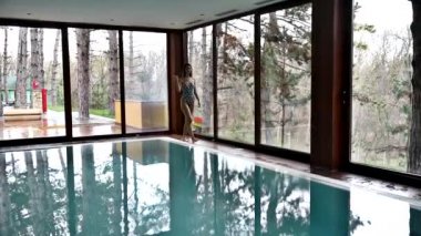 Genç kadın rahatlatıcı spa merkezi