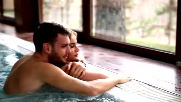 Pareja Relajándose Centro Spa Una Piscina — Vídeos de Stock