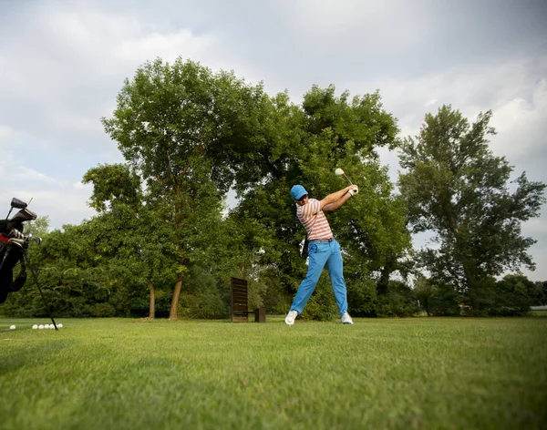 Mladý Muž Hrající Golfovém Hřišti — Stock fotografie