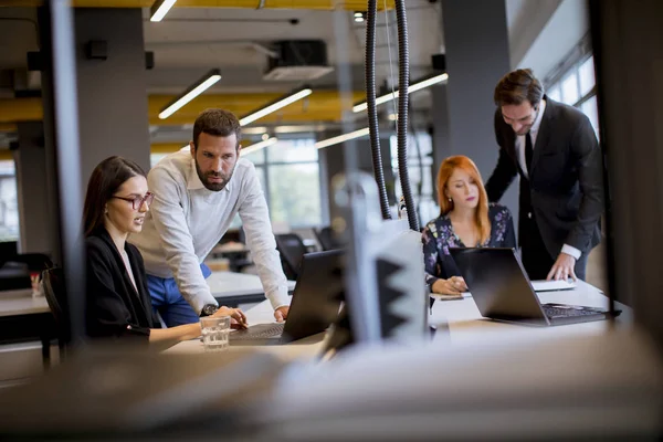 Grupo Jóvenes Empresarios Están Trabajando Juntos Con Escritorio —  Fotos de Stock