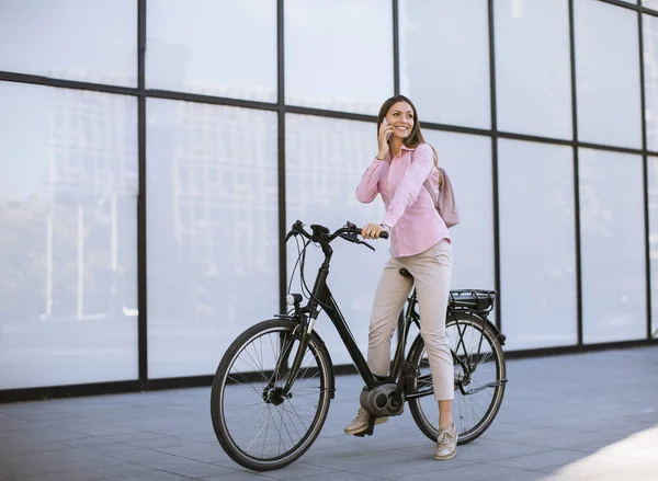 Mujer Joven Con Ebiciclo Utilizando Teléfono Móvil Aire Libre — Foto de Stock