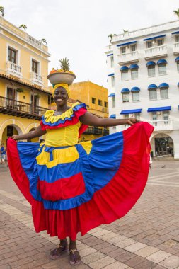 Cartagena, Kolombiya - 16 Eylül 2019: tanımlanamayan palenquera, Cartagena, Kolombiya sokaklarındaki meyve satıcısı kadın. Bu Afro-Kolombiyalı kadınlar şehrin hemen dışındaki San Basilio de Palenque köyünden geliyorlar..