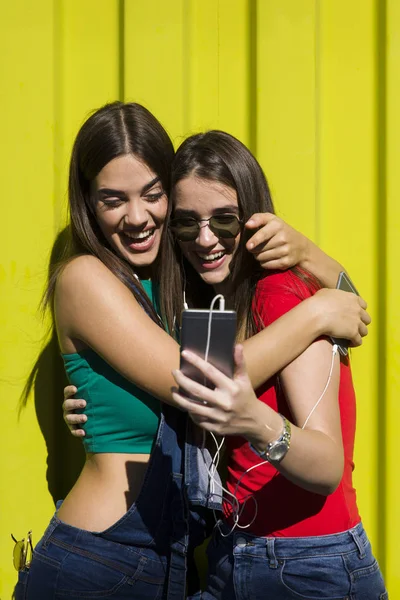Imagem Duas Jovens Mulheres Felizes Amigos Livre Sobre Parede Amarela — Fotografia de Stock