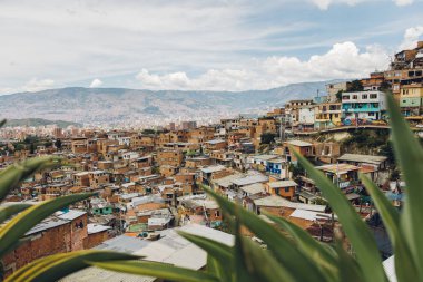 Medellin, Kolombiya 'daki Comuna 13 tepelerindeki evlere baktık.