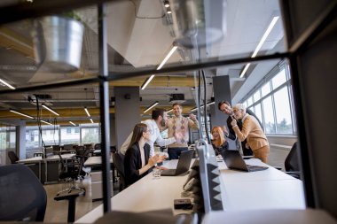 İş ekibi ofiste başarılı olmak için sabırsızlanıyor.