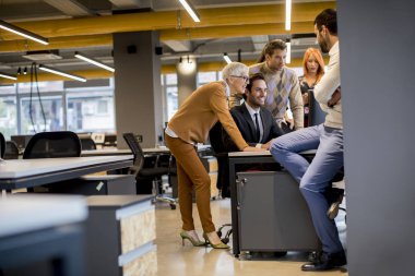 Modern ofiste çalışan iş adamları.