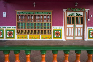 Guatape, Kolombiya - 11 Eylül 2019: Guatape, Kolombiya 'daki renkli cepheden ayrıntı. Kasabadaki her binanın ön cephenin alt kısmında parlak renkli fayanslar var..