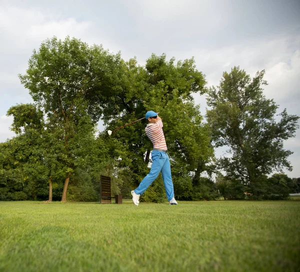 Jeune Homme Jouant Sur Terrain Golf — Photo