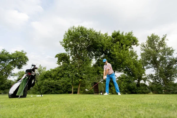 ゴルフ場で遊んでる若い男 — ストック写真