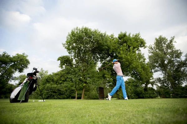 ゴルフ場で遊んでる若い男 — ストック写真