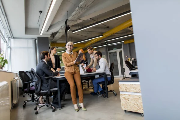 Empresários Que Trabalham Escritório Moderno — Fotografia de Stock