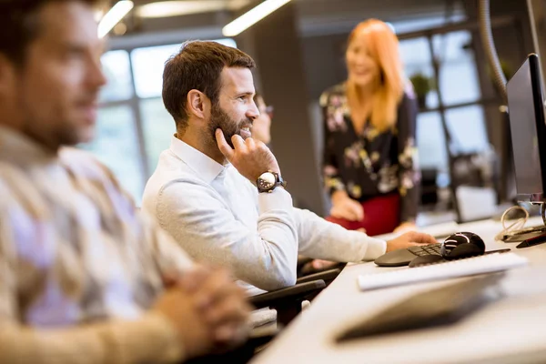 Groep Jonge Zakenmensen Werkt Samen Met Desktop — Stockfoto